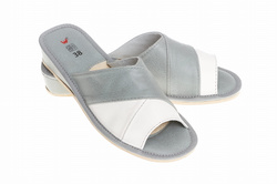 Pantofle damskie Wójciak, klin o wysokości 3,5 cm, lekkie i wygodne. Model 008