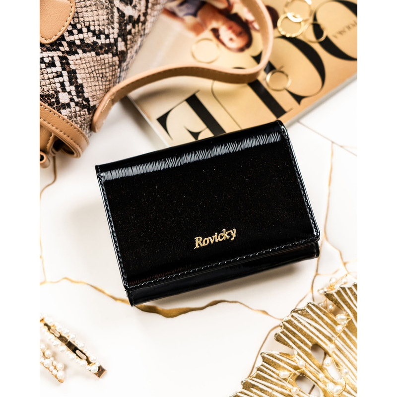 Portfel damski z lakierowanej skóry naturalnej w czarnym kolorze zamykany na zatrzask i bigiel - Rovicky