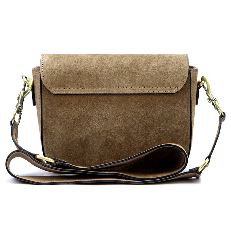 Klasyczna damska listonoszka zamszowa przez ramię