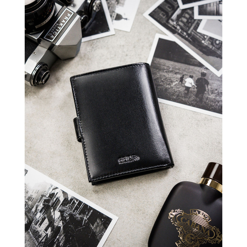 Zestaw prezentowy: skórzany portfel męski w czarnym kolorze zamykany zatrzaskiem i pasek ze skóry naturalnej - Peterson