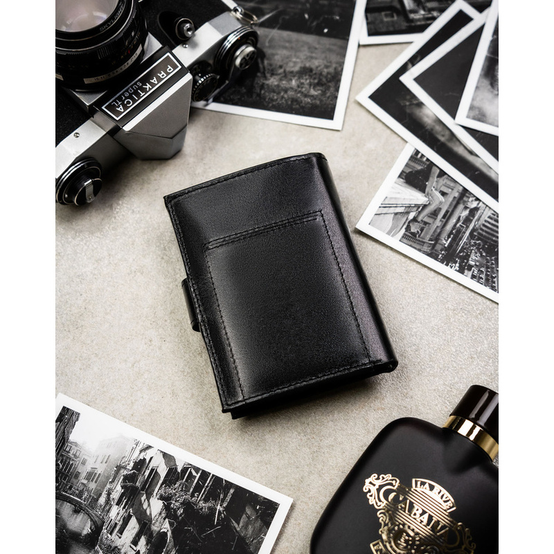 Elegancki portfel męski ze skóry naturalnej w czarnym kolorze zamykany zatrzaskiem, w zestawie z brelokiem - Peterson