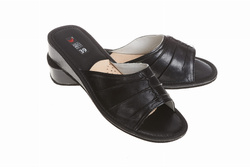 Pantofle damskie Wójciak, klin o wysokości 3,5 cm, wzór ręcznie robiony. Model 022