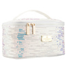 Biała kosmetyczka z tkaniny syntetycznej ozdobiona cekinami, wyposażona w wygodny uchwyt - Peterson