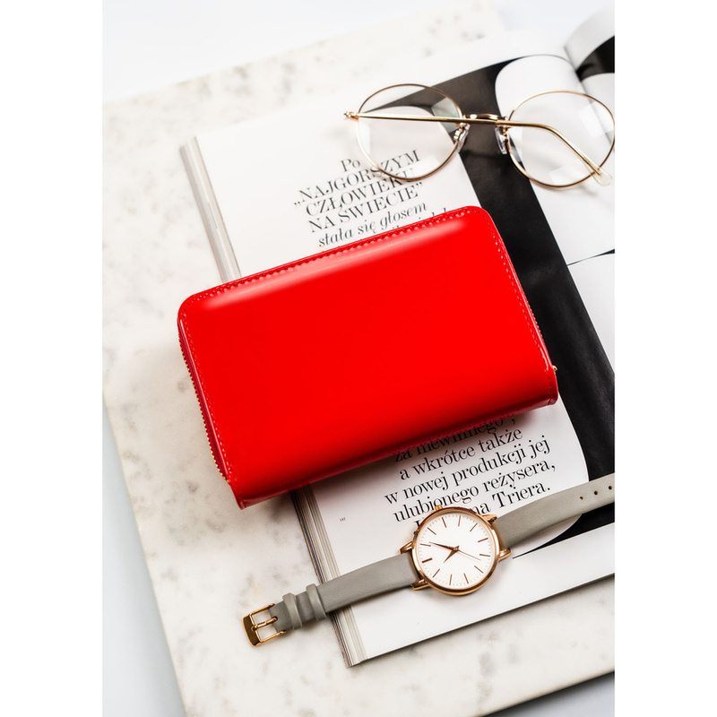 Czerwony, poziomy portfel damski wykonany z lakierowanej skóry ekologicznej - Peterson