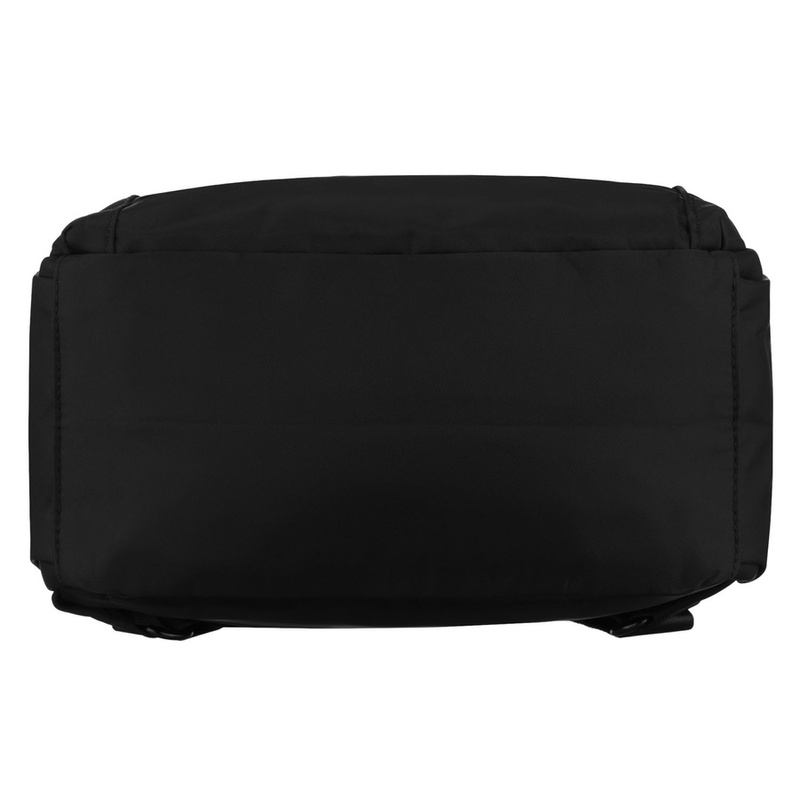 Mały, czarny plecak damski wykonany z poliestru, jednokomorowy z kieszenią zewnętrzną - Peterson