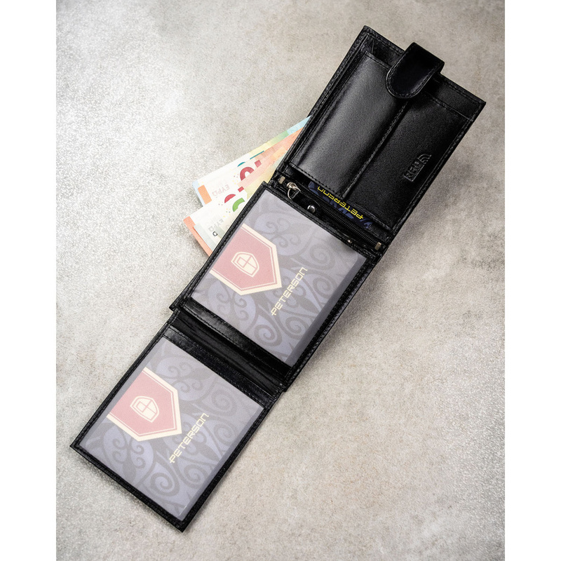 Portfel męski ze skóry naturalnej w czarnym kolorze zamykany na zatrzask, w zestawie z brelokiem - Peterson