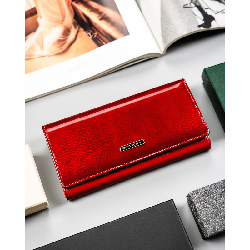 Czerwony portfel damski ze skóry naturalnej i ekologicznej wyposażony w system RFID, zamykany na zatrzask - Rovicky