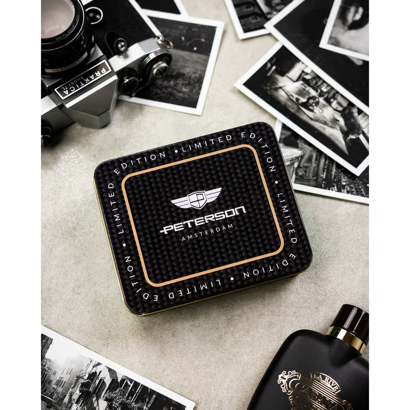 Pionowy portfel męski ze skóry naturalnej w czarnym kolorze wyposażony w system RFID, w zestawie z brelokiem - Peterson