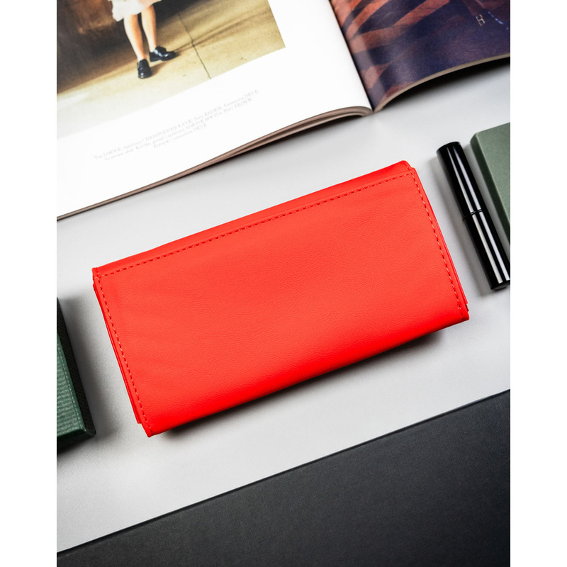 Duży portfel damski ze skóry ekologicznej w czerwonym kolorze z kieszonką zewnętrzną, zamykany na zatrzask - 4U Cavaldi