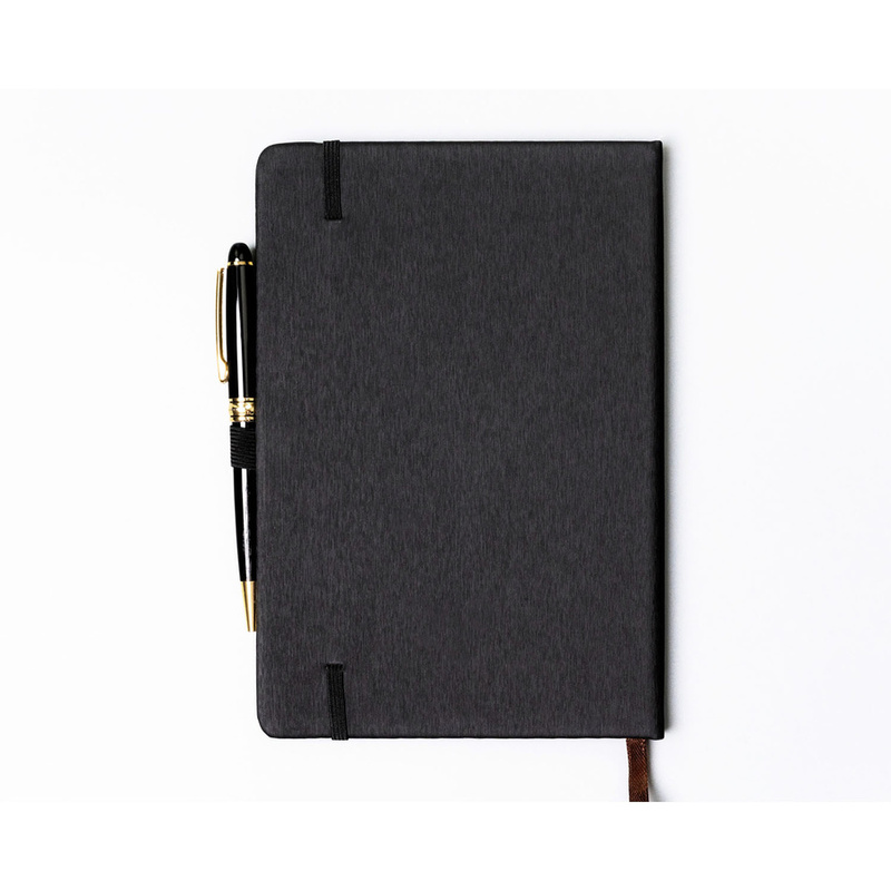 Czarny notes w formacie A5 zadrukowany w kropki, wyposażony w gumkę zamykającą - Peterson