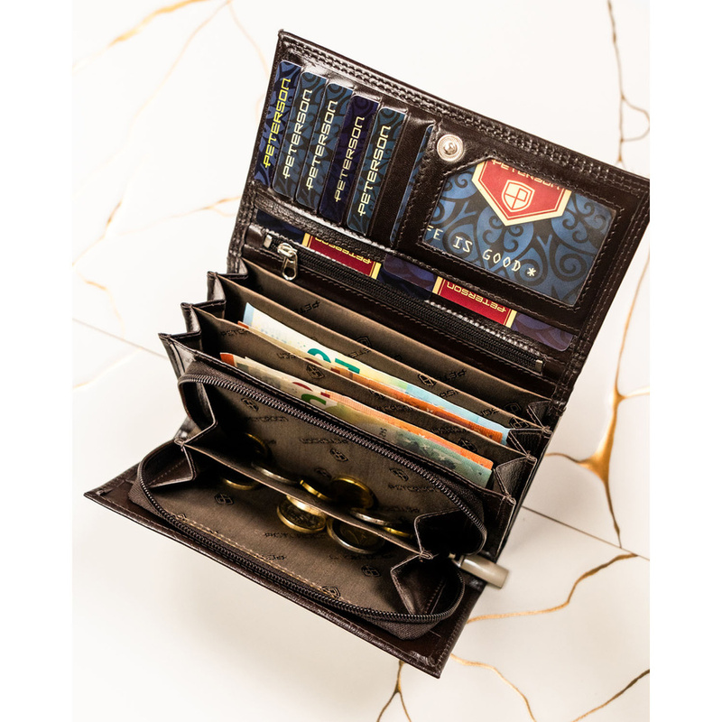 Skórzany portfel damski w brązowym kolorze zamykany na zatrzask - Peterson