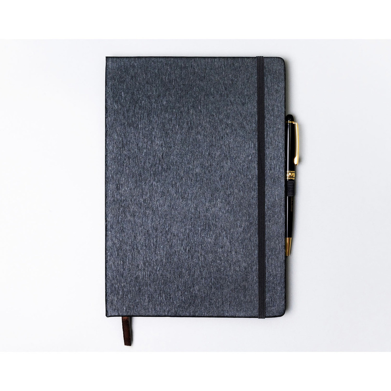 Notes w formacie B5 w szarym kolorze, zadrukowany w kropki i wyposażony w gumkę zamykającą - Peterson