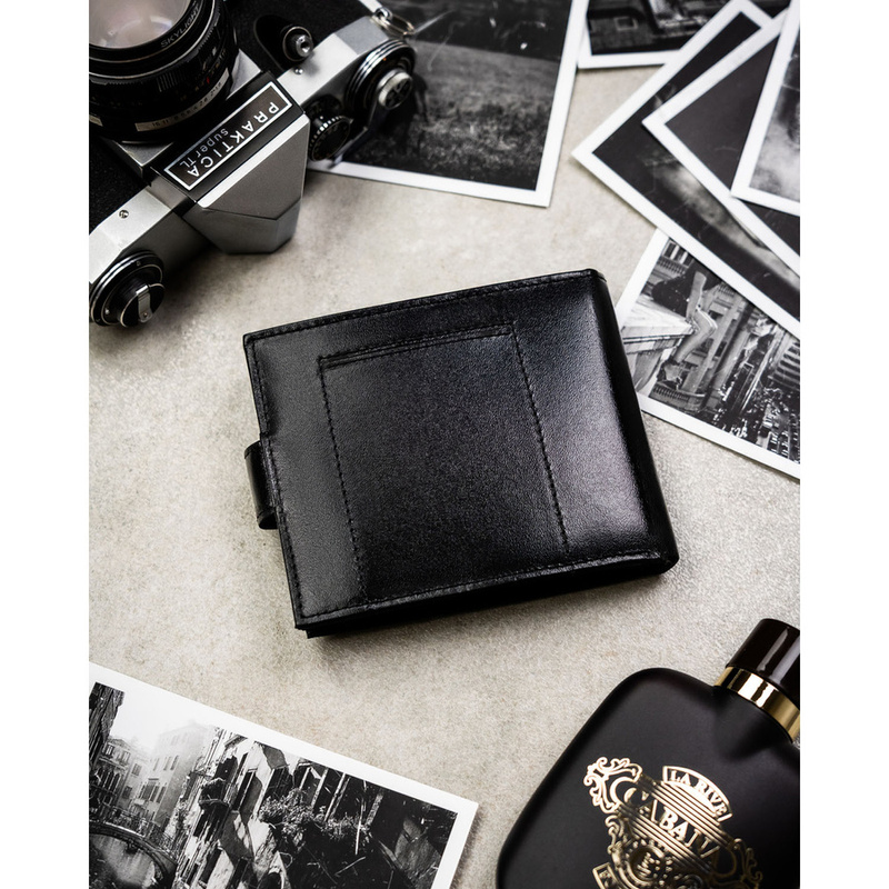 Portfel męski ze skóry naturalnej w czarnym kolorze zamykany na zatrzask, w zestawie z brelokiem - Peterson