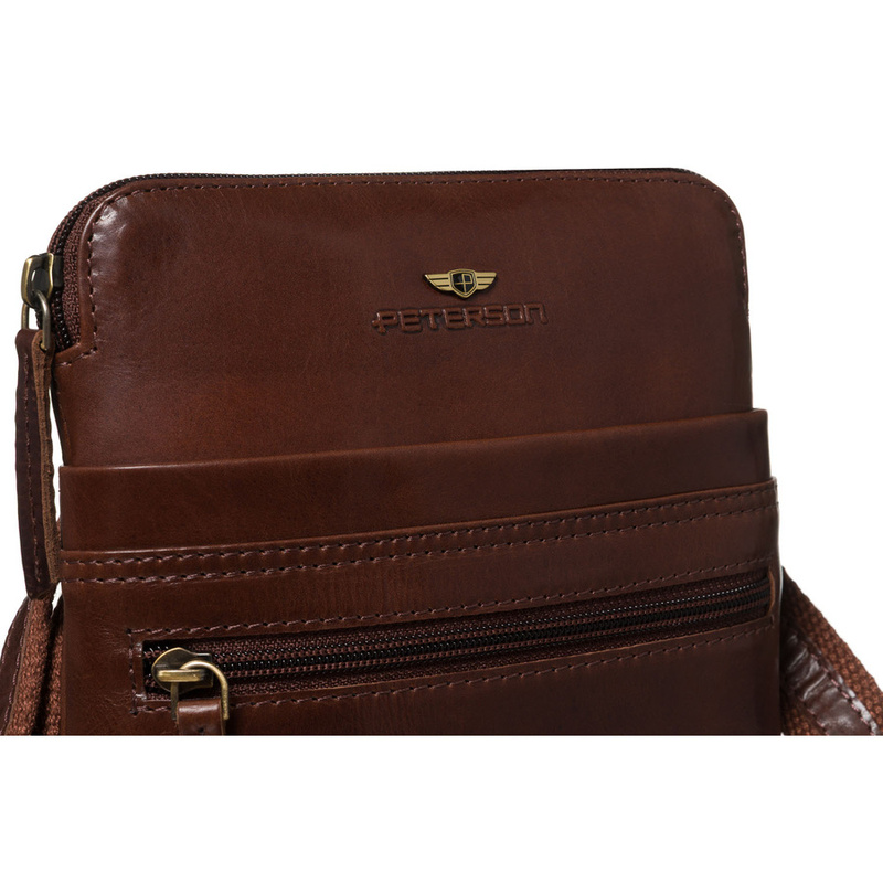 Mała, skórzana listonoszka męska w brązowym kolorze zamykana suwakiem - Peterson