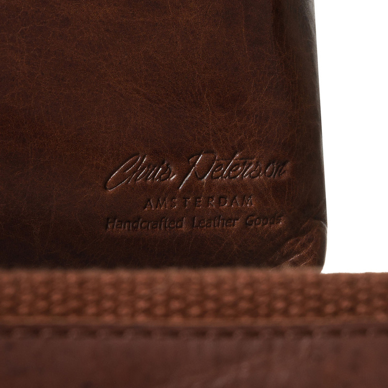 Listonoszka męska ze skóry naturalnej w brązowym kolorze, jednokomorowa i zamykana suwakiem - Peterson