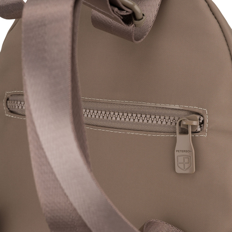 Mały, beżowy plecak damski wykonany z poliestru, wyposażony w dodatkowy pasek - Peterson