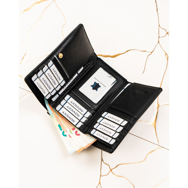 Czarny portfel damski z lakierowanej skóry naturalnej zamykany na zatrzask i bigiel - Rovicky