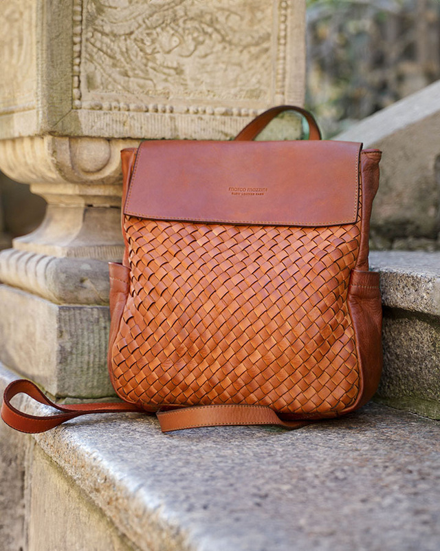 Plecak damski skórzany pleciony z kieszeniami  - MARCO MAZZINI brąz camel