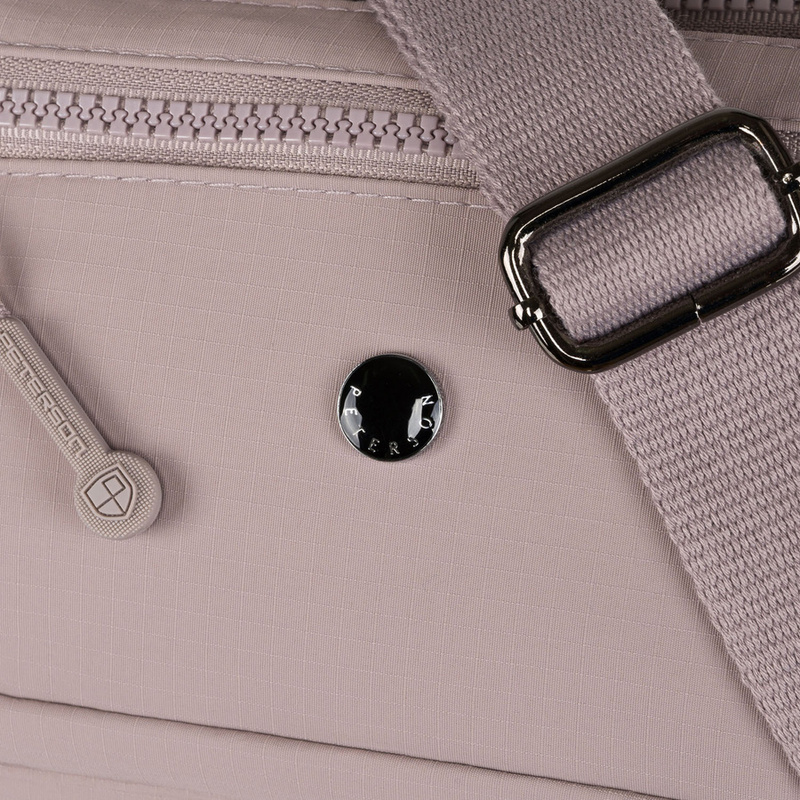 Poręczna torebka damska w kolorze lila zawieszona na regulowanym pasku - Peterson