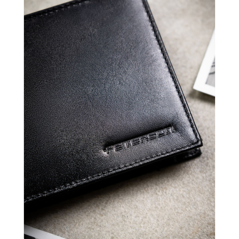 Portfel męski ze skóry naturalnej w czarnym kolorze wyposażony w system RFID, w zestawie z brelokiem - Peterson