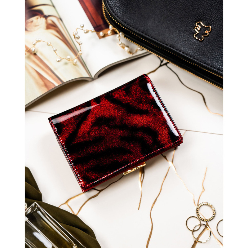 Średniej wielkości, lakierowany czerwony portfel damski wykonany ze skóry naturalnej i ekologicznej - Peterson