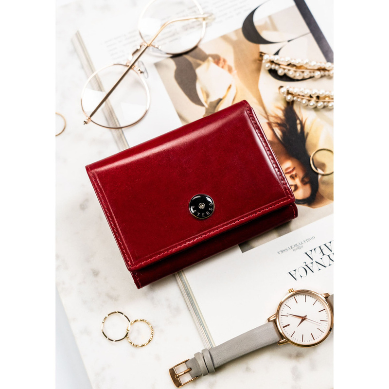 Klasyczny, skórzany portfel damski w czerwonym kolorze zamykany zatrzaskiem i biglem - Peterson