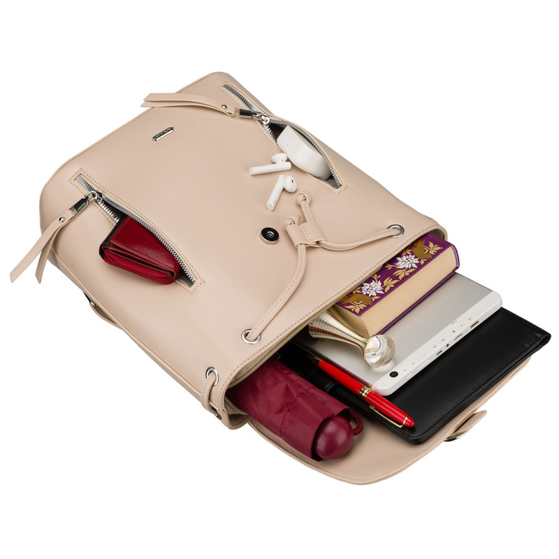 Beżowy, niewielki plecak damski ze skóry ekologicznej wyposażony w nóżki ochronne - Rovicky