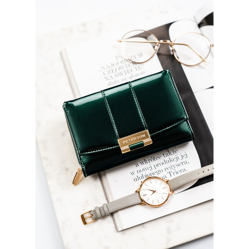 Poziomy portfel damski z lakierowanej skóry ekologicznej w zielonym kolorze, wyposażony w system RFID - Peterson