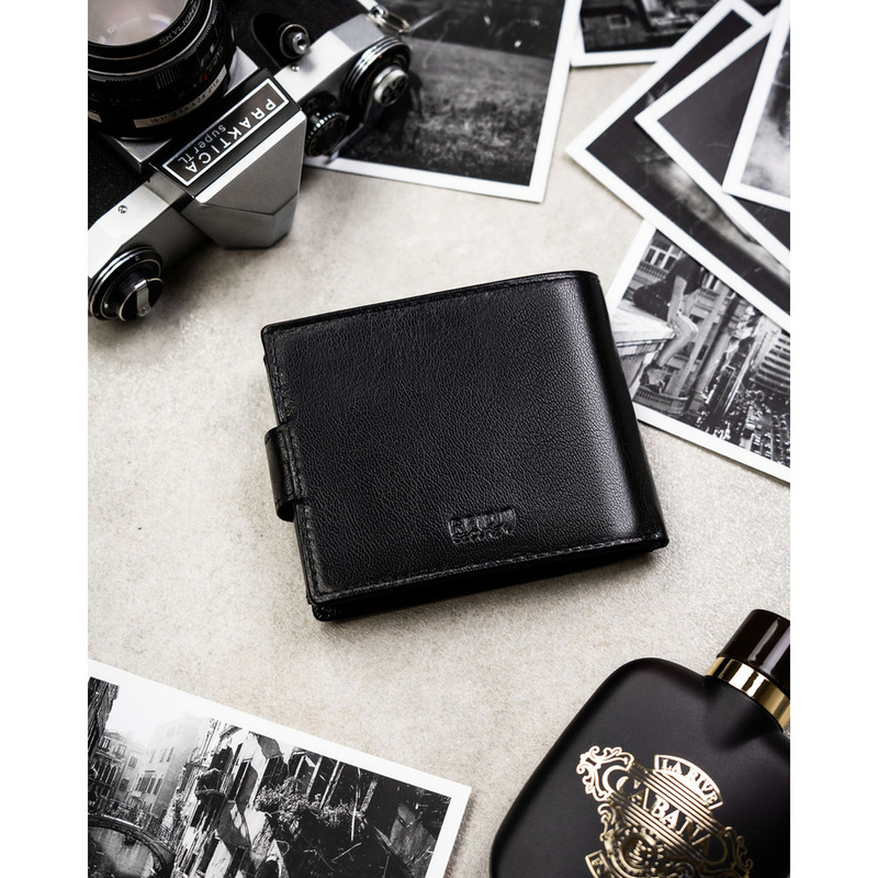 Poziomy portfel męski ze skóry naturalnej w czarnym kolorze w zestawie z brelokiem - Peterson