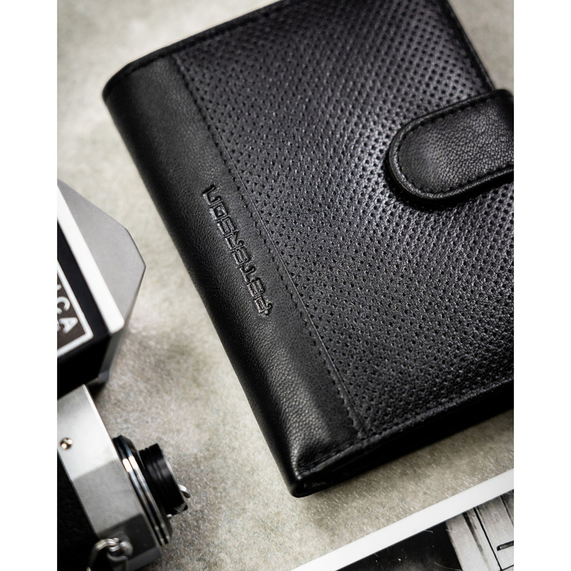 Zestaw prezentowy: skórzany, pionowy portfel męski w czarnym kolorze i czarny pasek ze skóry ekologicznej - Peterson