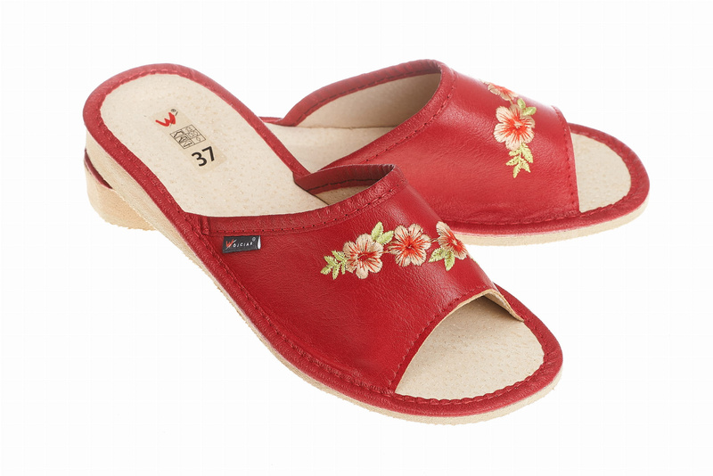 Pantofle damskie Wójciak, klin o wysokości 2,3 cm, wyszywany haft . Model 073