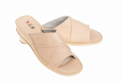 Pantofle damskie Wójciak, klin o wysokości 3,5 cm, lekkie i wygodne. Model 002