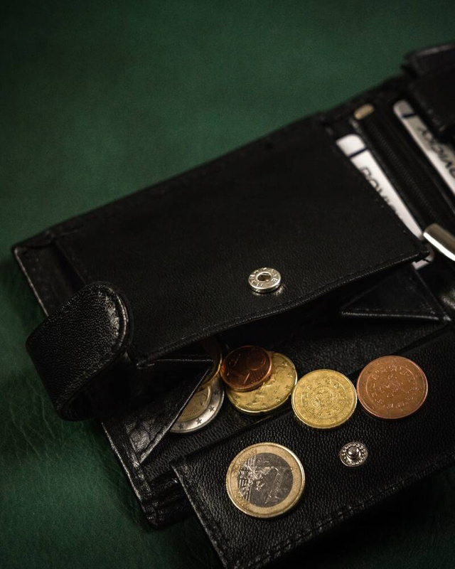 Skórzany zapinany męski portfel z RFID od Rovicky
