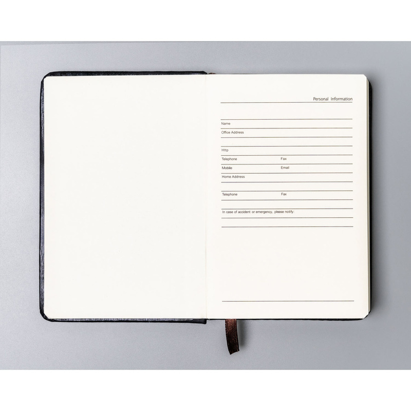 Czarny notes w formacie A6 zadrukowany w kropki, wyposażony w gumkę zamykającą - Peterson