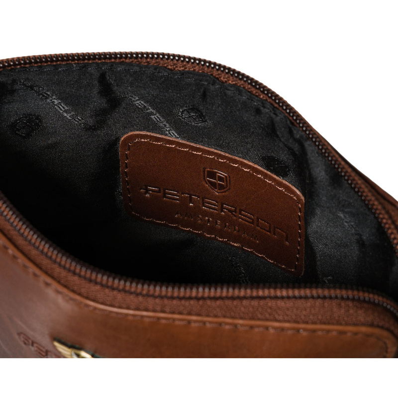 Listonoszka męska ze skóry naturalnej w brązowym kolorze, jednokomorowa i zamykana suwakiem - Peterson