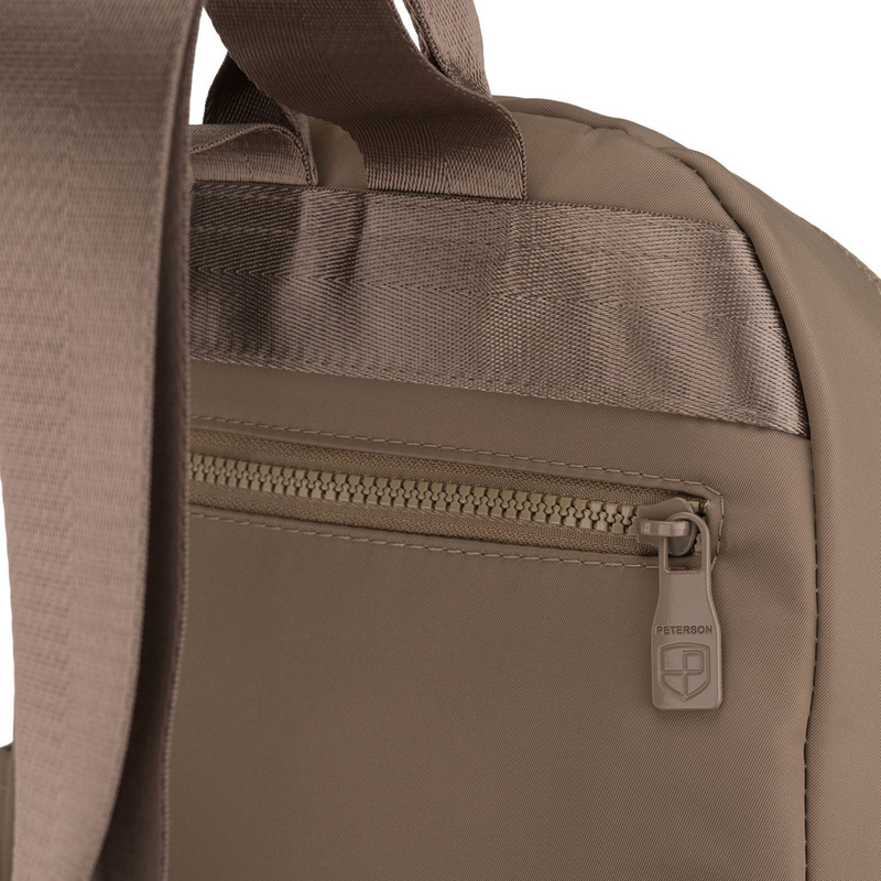 Beżowy plecak damski wykonany z poliestru, zawieszony na regulowanych szelkach - Peterson