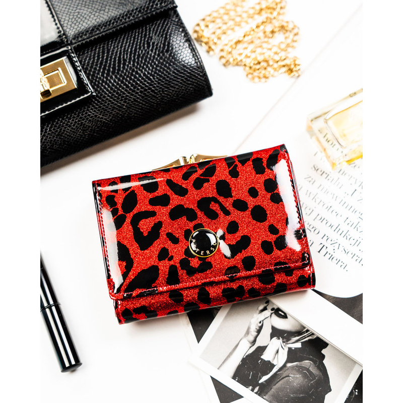 Czerwony portfel damski ze skóry ekologicznej i naturalnej w cętki, zamykany biglem i zatrzaskiem - Peterson