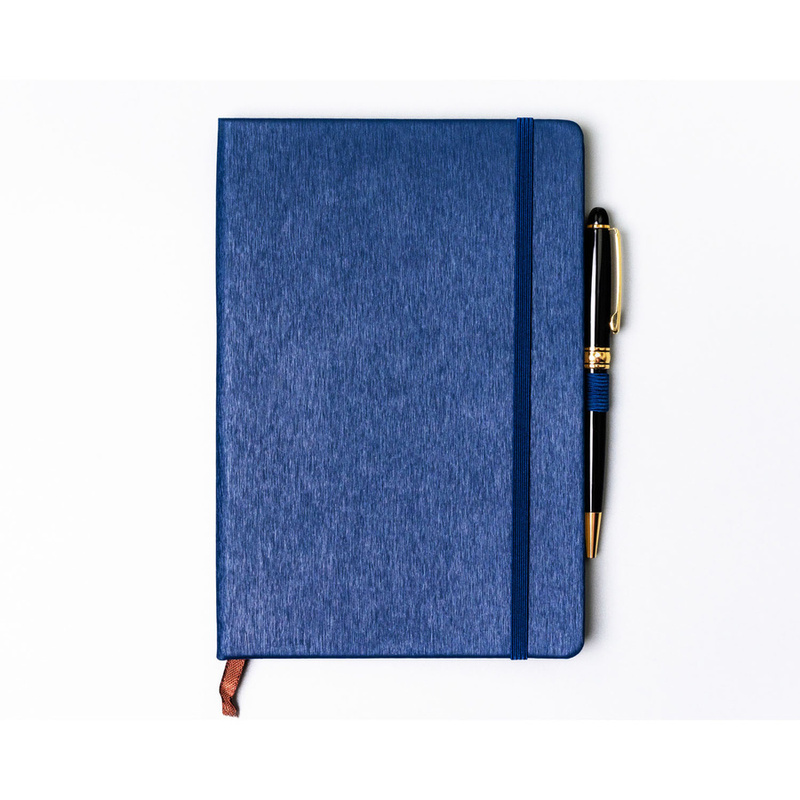 Notes w formacie A5 w granatowym kolorze, wyposażony w gumkę zamykającą - Peterson