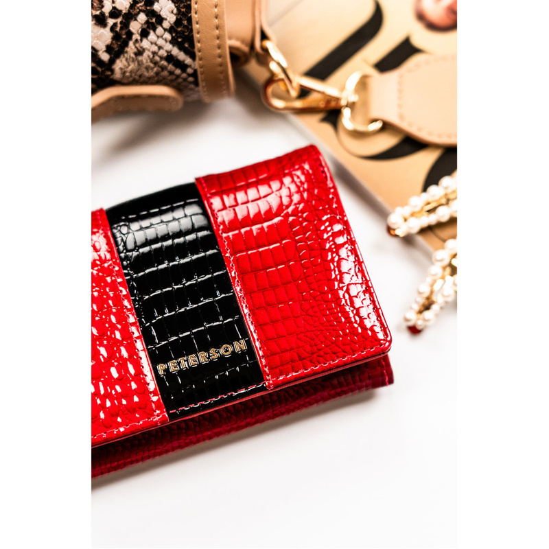 Damski portfel na zatrzask wykonany ze skóry naturalnej z tłoczeniem na wzór skóry krokodyla - Peterson