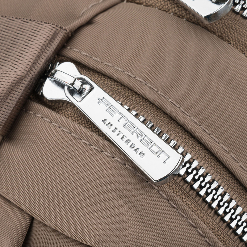 Beżowa, poręczna listonoszka damska z poliestru zawieszona na szerokim pasku - Peterson