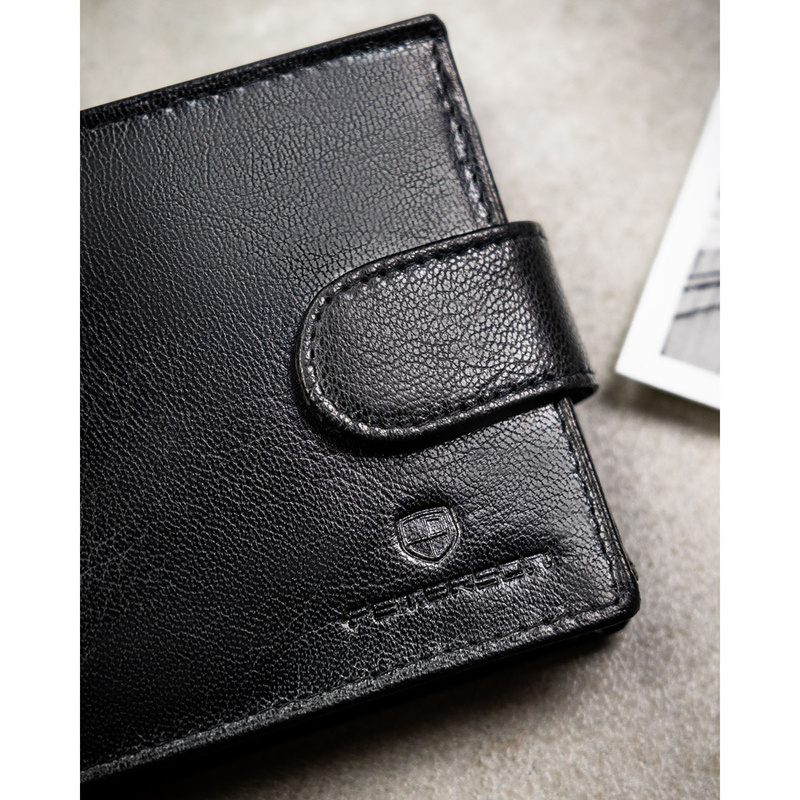 Poziomy portfel męski ze skóry naturalnej w czarnym kolorze w zestawie z brelokiem - Peterson