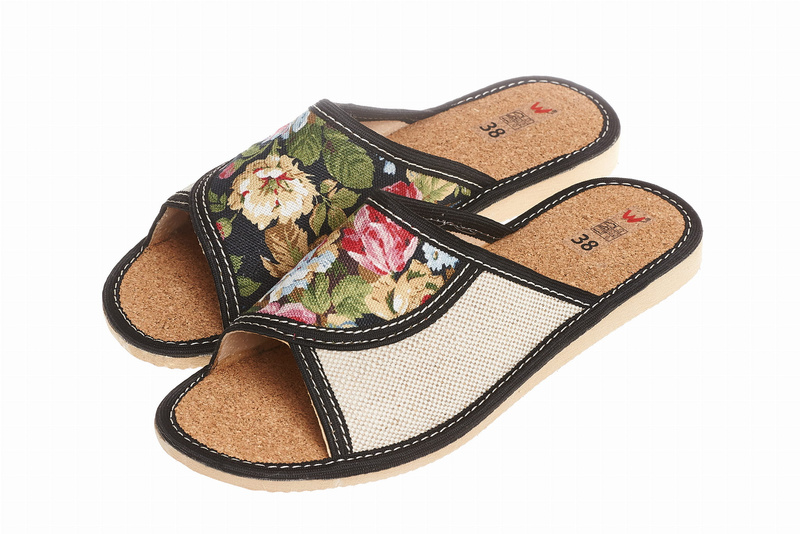 Pantofle damskie Wójciak, klin o wysokości 2,5 cm, wkładka wykonana z korka. Model 067