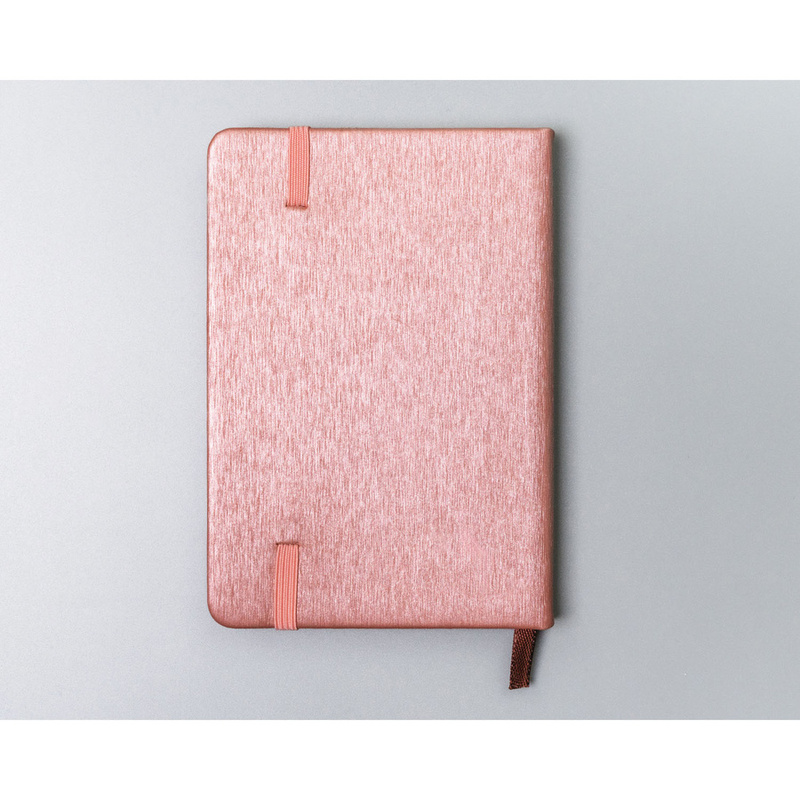 Notes w formacie A6 w różowym kolorze, zadrukowany w linie i wyposażony w gumkę zamykającą - Peterson