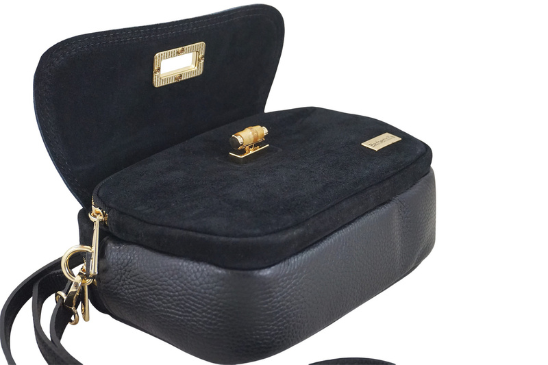 Mała zamszowa listonoszka ze złotym zapięciem - Czarna