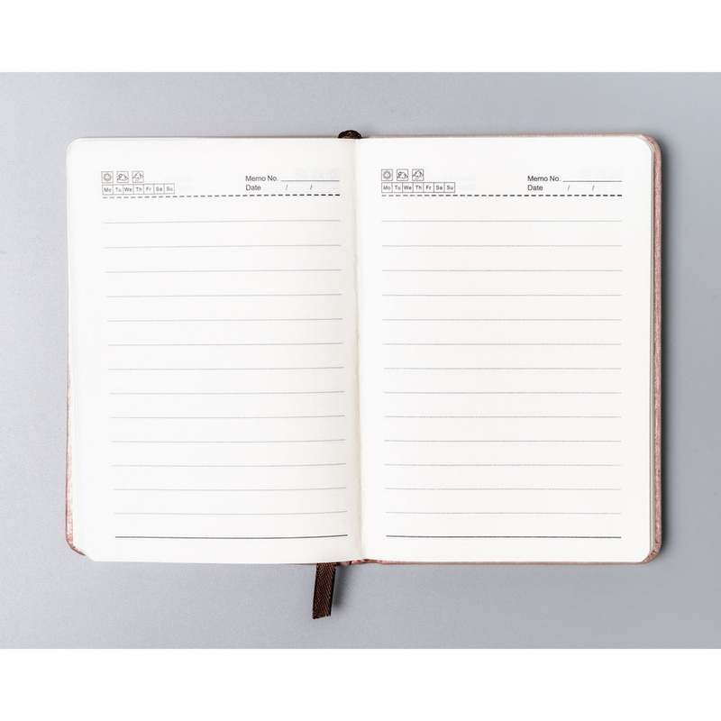 Notes w formacie A6 w różowym kolorze, zadrukowany w linie i wyposażony w gumkę zamykającą - Peterson