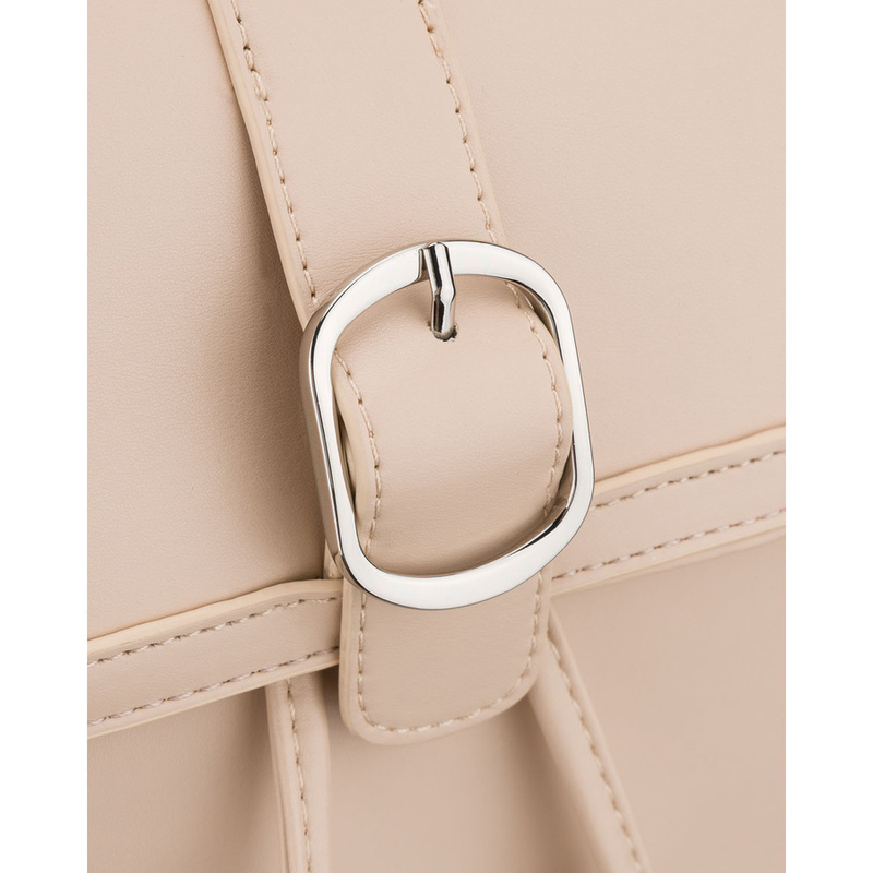 Beżowy, niewielki plecak damski ze skóry ekologicznej wyposażony w nóżki ochronne - Rovicky