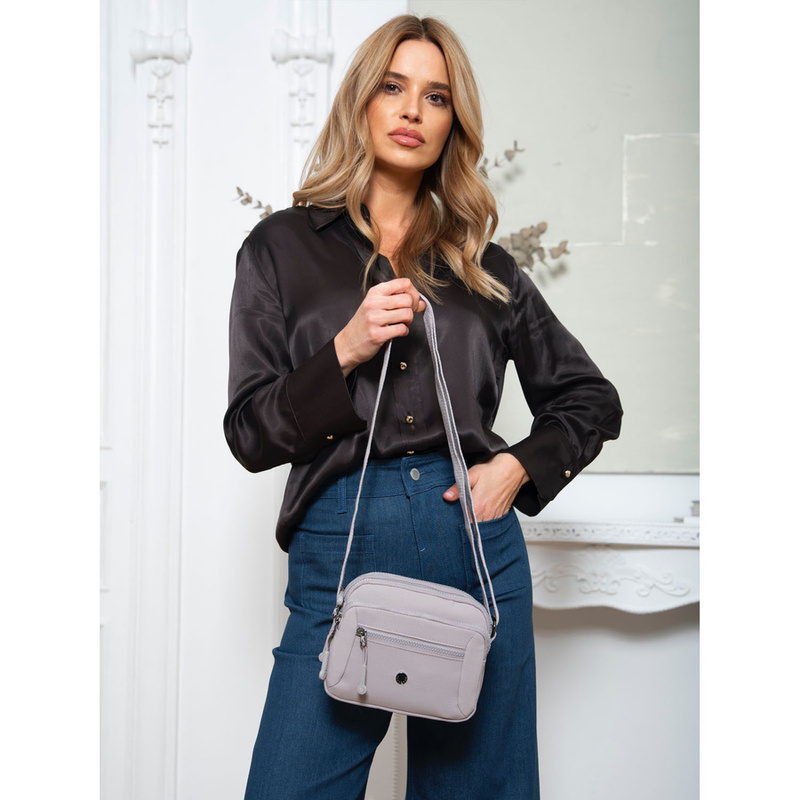 Miejska listonoszka damska w jasnym, fioletowym kolorze zawieszona na regulowanym pasku - Peterson