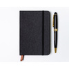 Czarny notes w formacie A6 zadrukowany w linie, wyposażony w gumkę zamykającą - Peterson