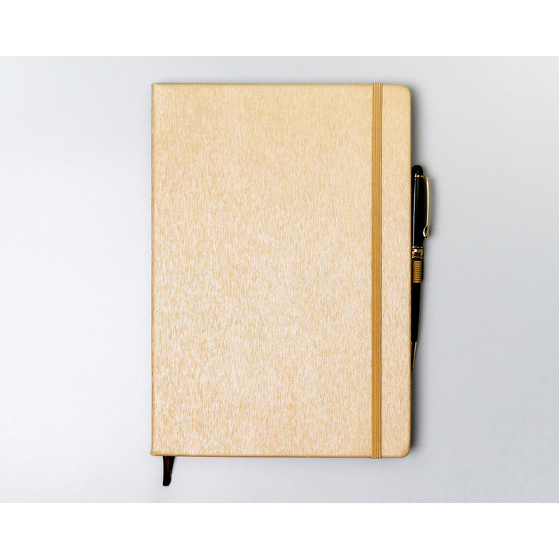 Beżowy notes w formacie B5 zadrukowany w kropki, wyposażony w gumkę zamykającą - Peterson