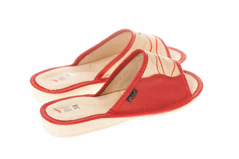 Pantofle damskie Wójciak, klin o wysokości 2,3 cm, wyszywany haft . Model 071
